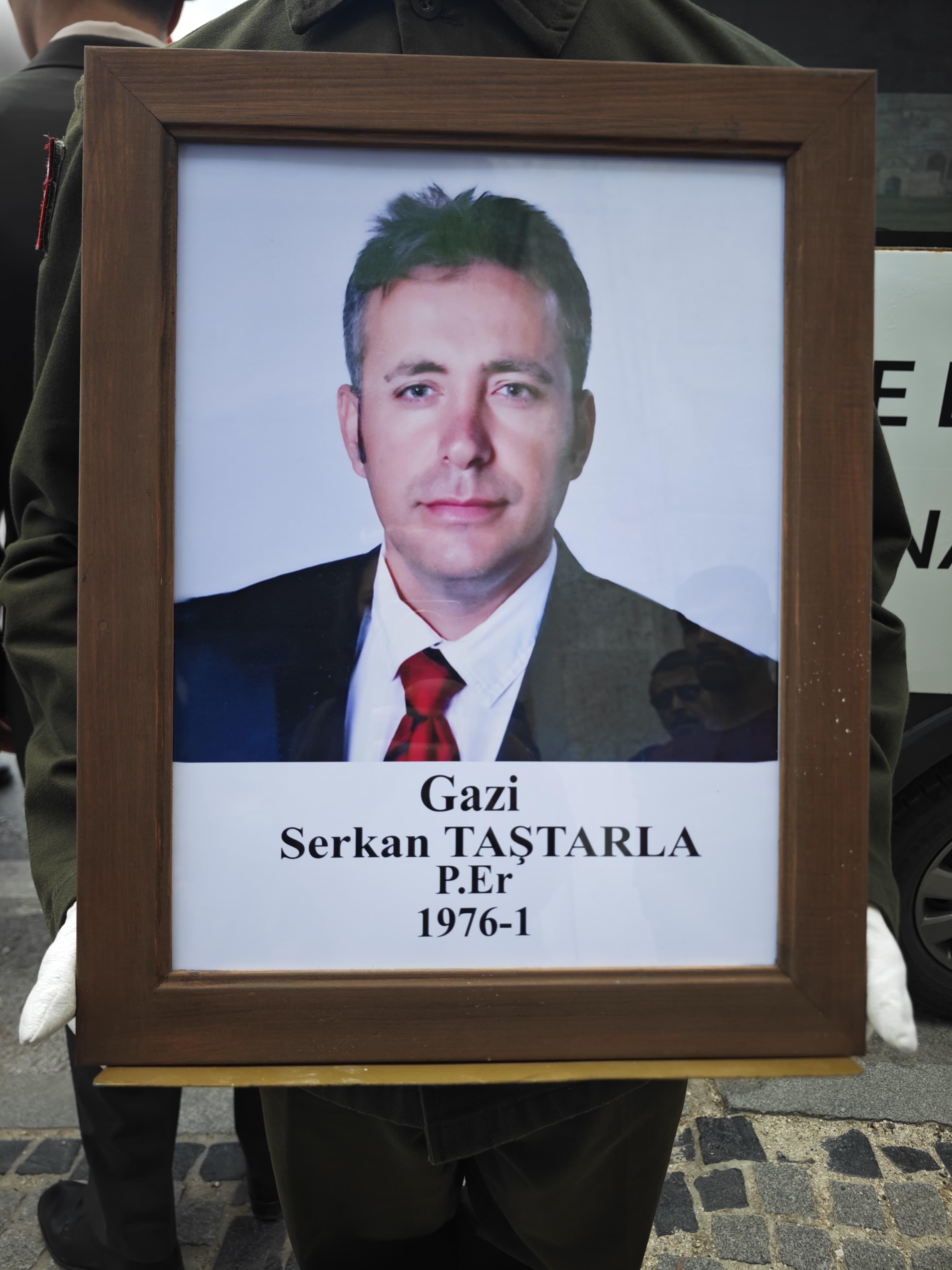 Güneydoğu’da gazi olan ve bir süredir hastalıkla mücadele eden Piyade Er Serkan Taştarla, Eski Cami’de düzenlenen askeri törenin ardından gözyaşları arasında Yıldırım Mezarlığı’na defnedildi.